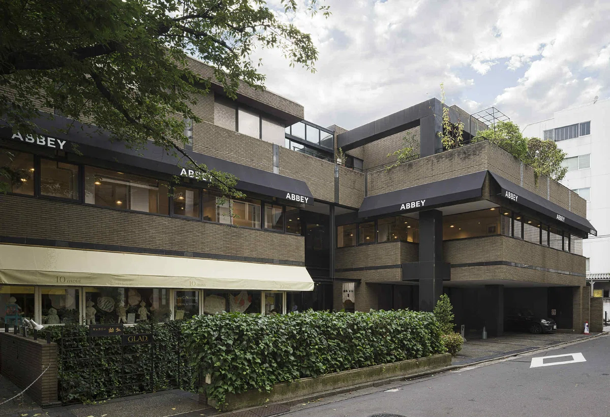 ABBEYの店舗が入る建物の外観