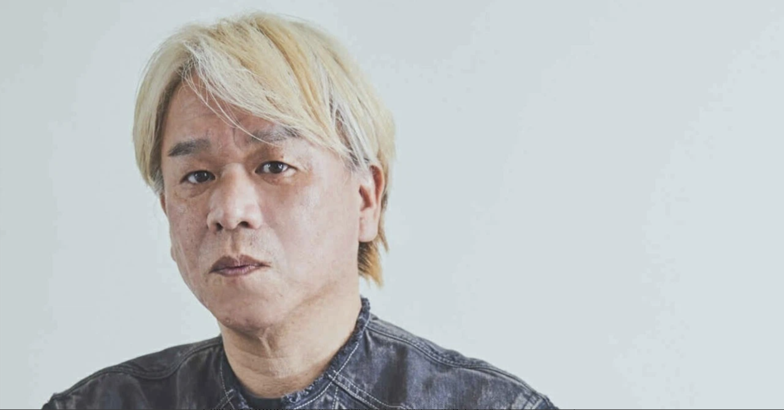 白い背景の前に立つABBEY代表取締役の松永英樹さん