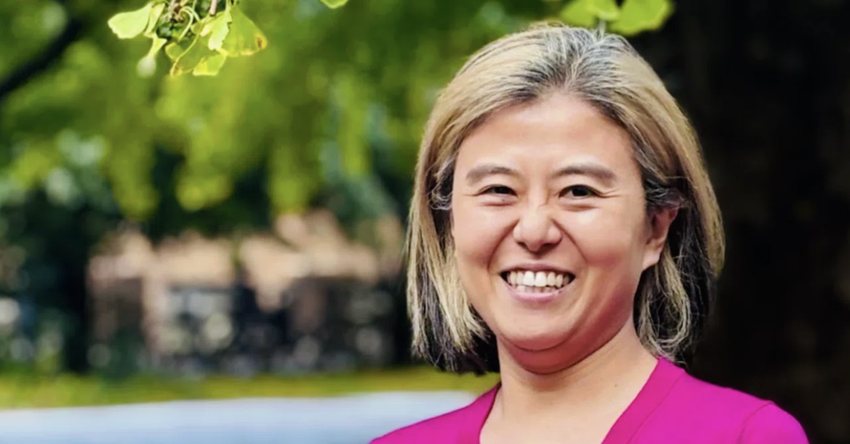 木々を背景に笑顔を見せるbestat代表取締役CEO 松田尚子さん
