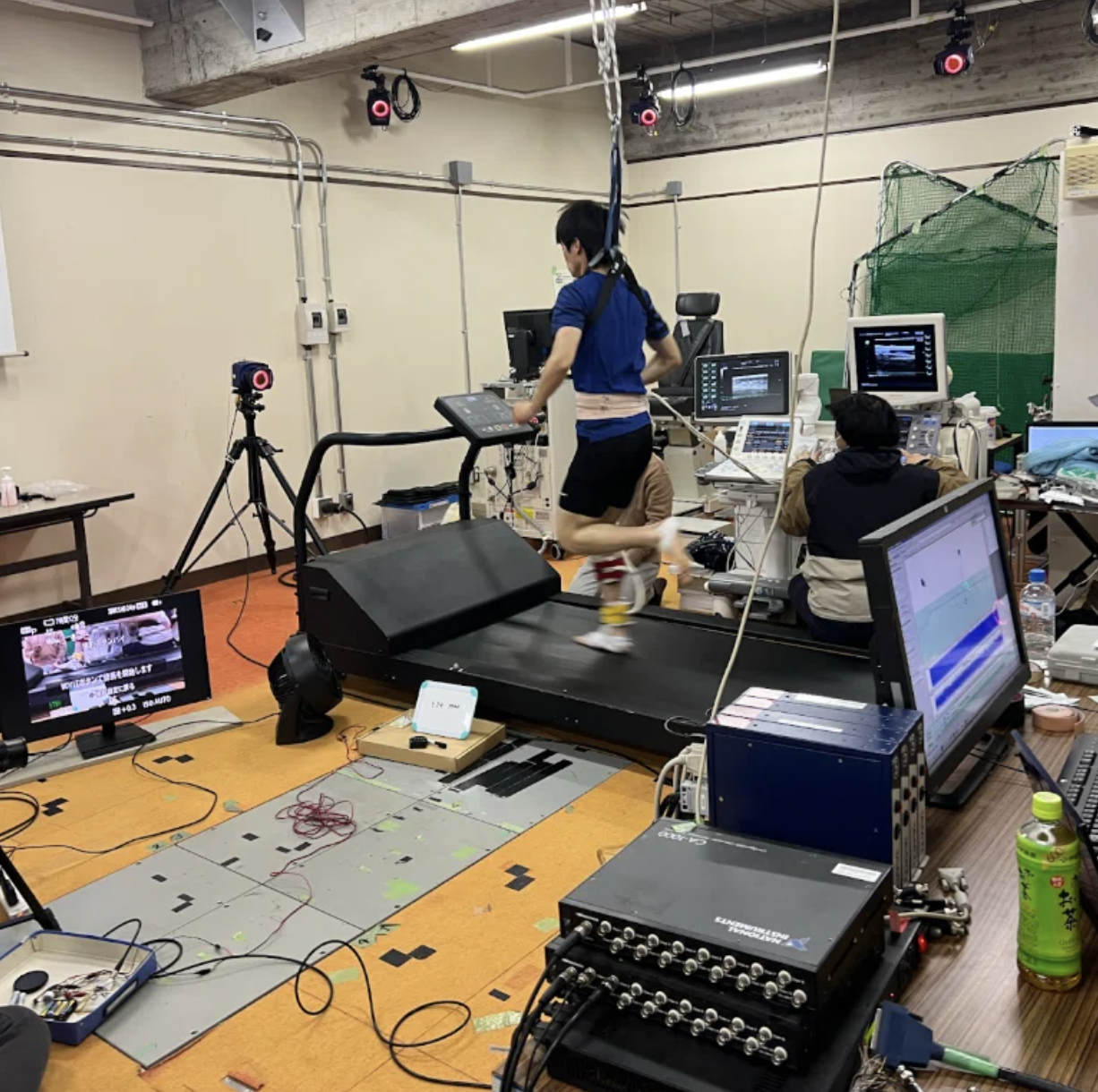 神奈川大学の研究設備でランニング中のアキレス腱動態を実験している様子