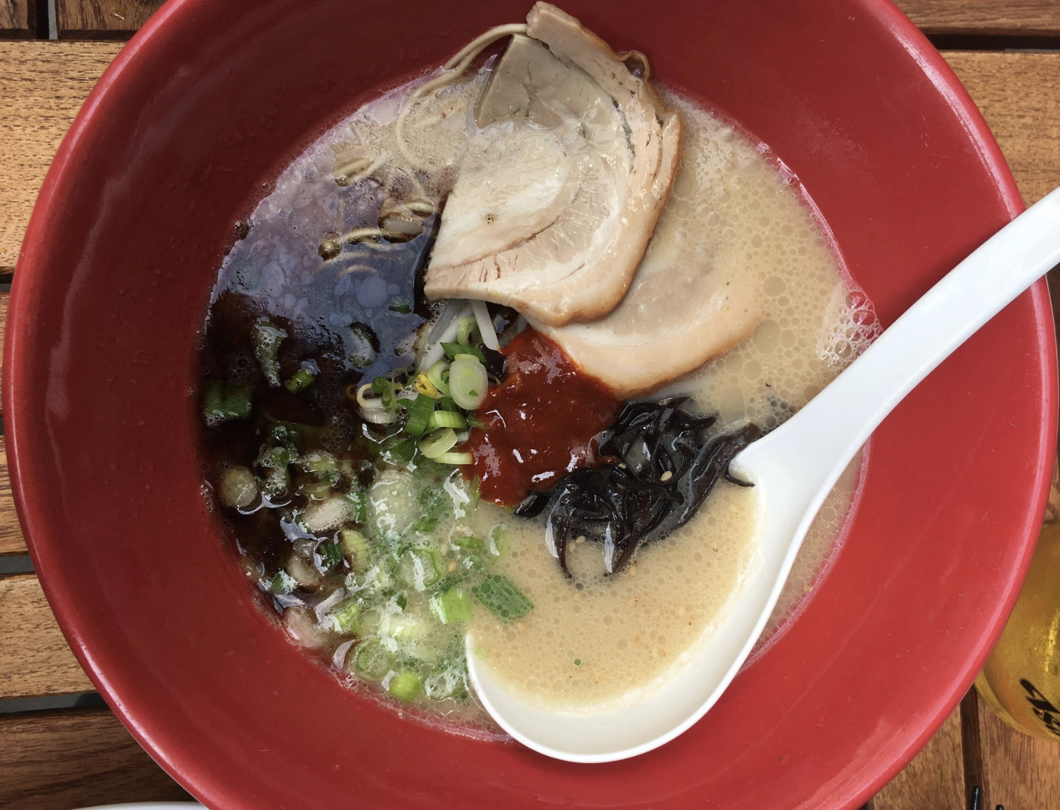 赤い器に盛られた一風堂のラーメン
