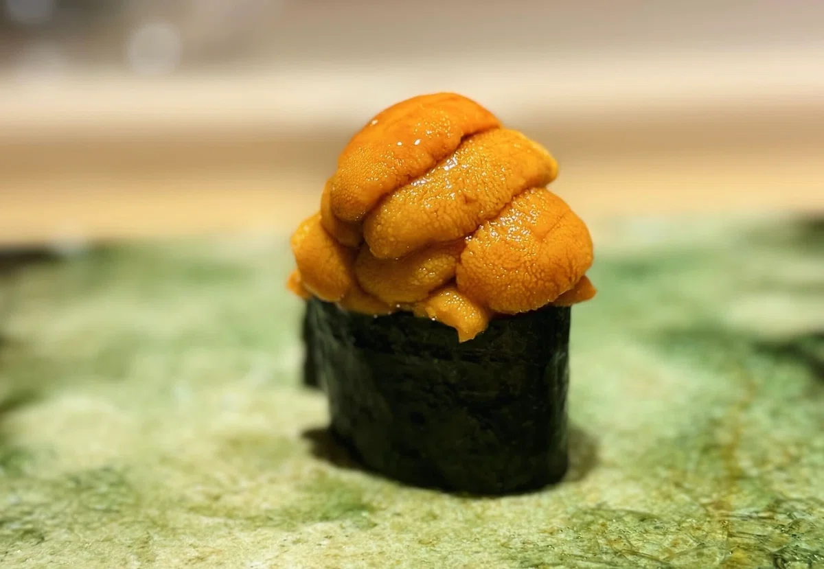 海苔で巻いたウニの軍艦巻き