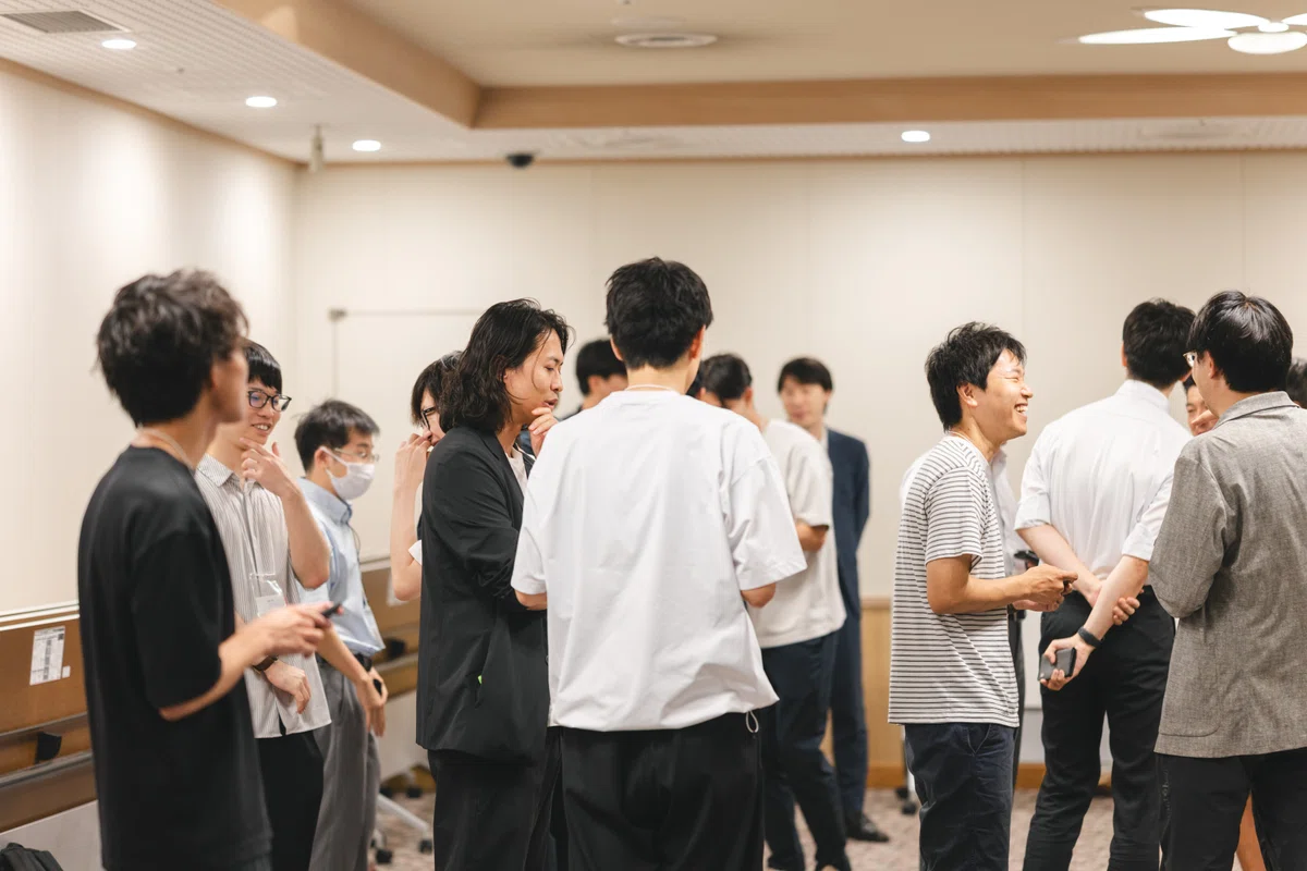 AIDB Meetup Tokyoの会場で交流する参加者たち