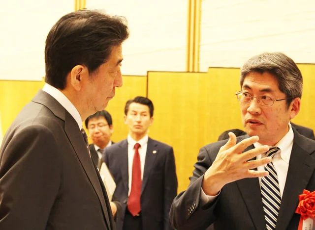 安倍晋三氏と会話する佐々木伸一さん