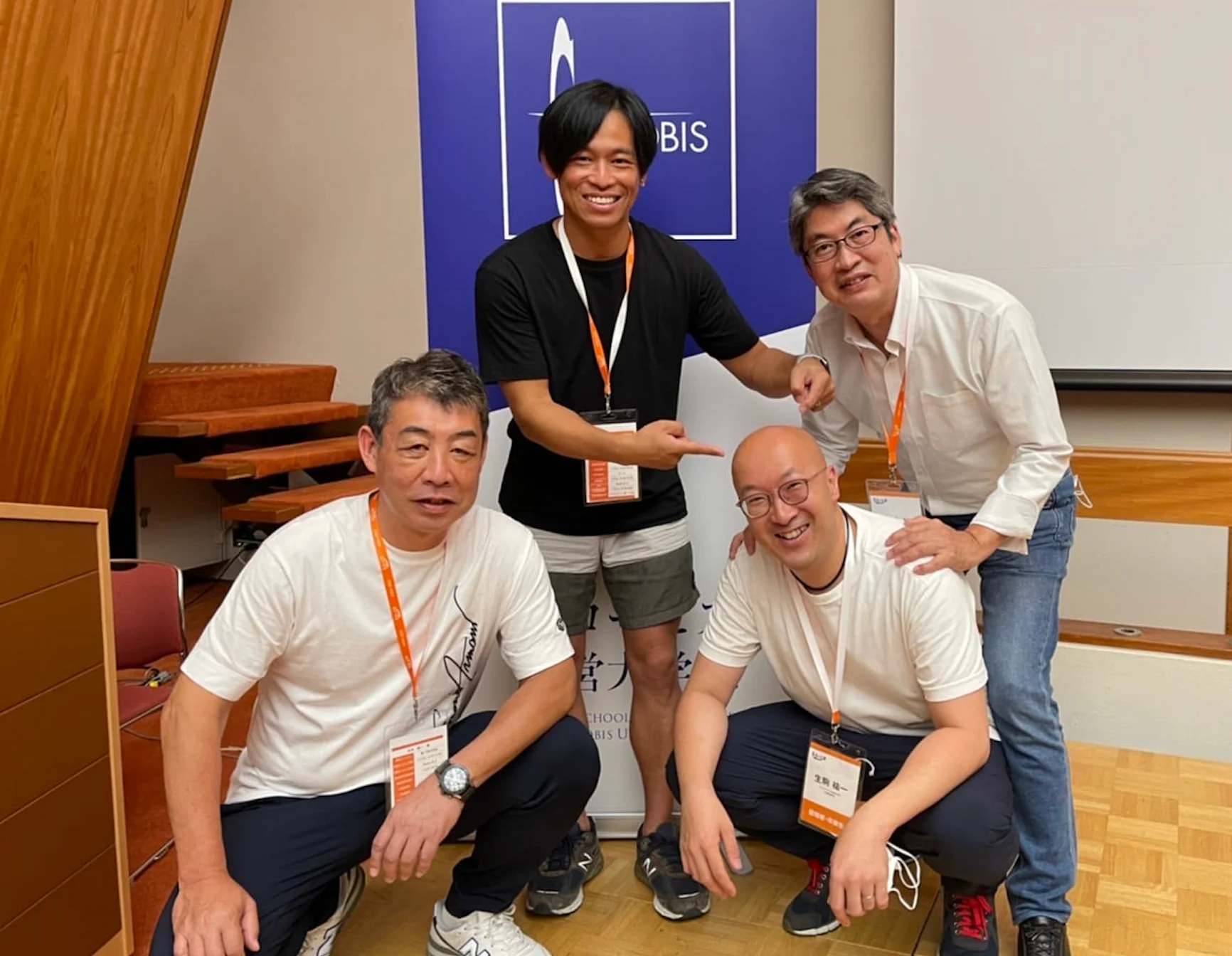 アグリテックに携わる仲間と記念撮影する佐々木伸一さん